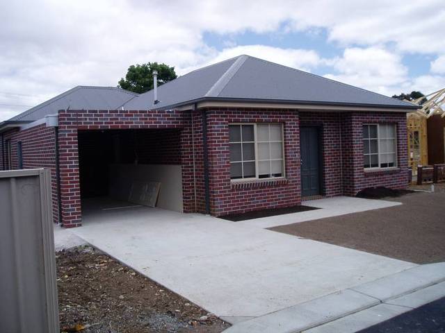 Near New Unit in a Quiet Street Picture 2