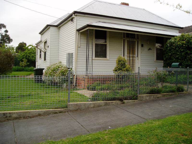 Cosy 4 Bedroom Home With Big Back Yard Picture 1