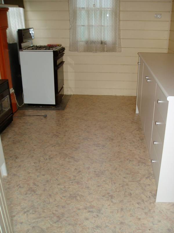 Cosy 4 Bedroom Home With Big Back Yard Picture 2