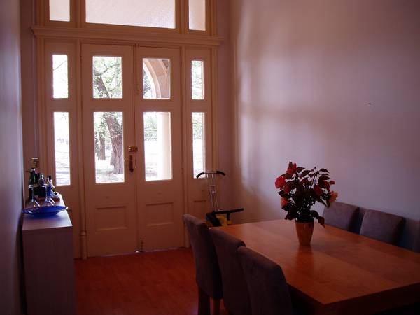 UNIQUE CITY TOWN HOUSE WITH UNDERGROUND PARKING Picture 2