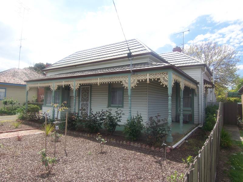 TOTALLY RENOVATED VICTORIAN ON HUGE 884 M2 BLOCK WITH 4 CAR GARAGE, MODERN KITCHEN, NEW HERITAGE BATHROOM & ONLY 700 M F Picture 1