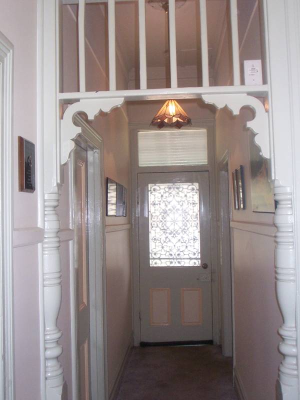 TOTALLY RENOVATED VICTORIAN ON HUGE 884 M2 BLOCK WITH 4 CAR GARAGE, MODERN KITCHEN, NEW HERITAGE BATHROOM & ONLY 700 M F Picture 3