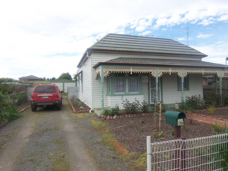 TOTALLY RENOVATED VICTORIAN ON HUGE 884 M2 BLOCK WITH 4 CAR GARAGE, MODERN KITCHEN, NEW HERITAGE BATHROOM & ONLY 700 M F Picture 2
