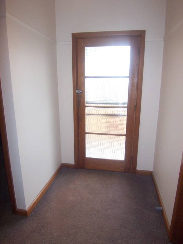 TOTALLY REFURBISHED, BIG YARD, CLOSE TO GRAMMAR & ONLY 400 M FROM STOCKLAND SHOPPING CENTRE Picture 3