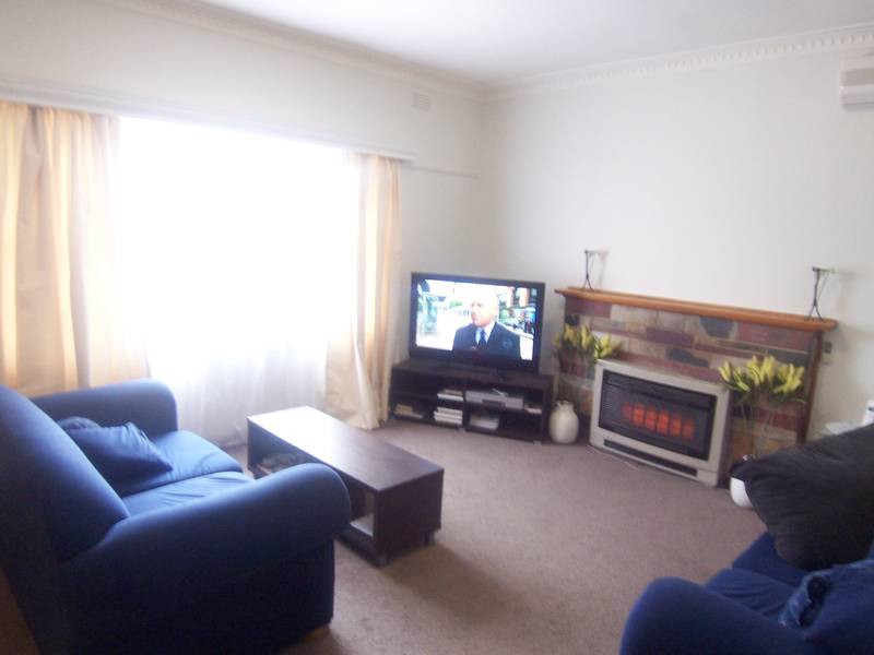 TOTALLY REFURBISHED, BIG YARD, CLOSE TO GRAMMAR & ONLY 400 M FROM STOCKLAND SHOPPING CENTRE Picture 2