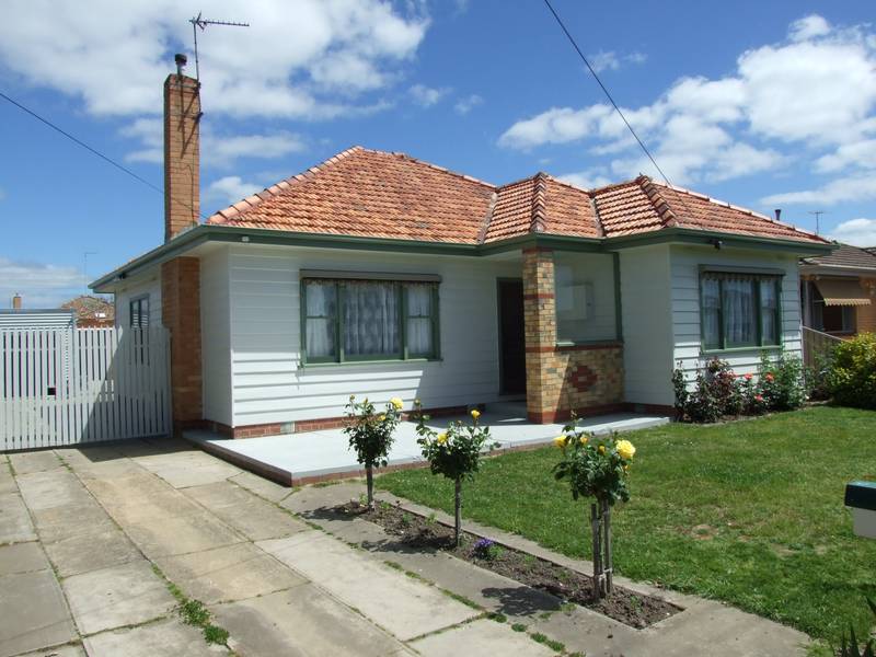 TOTALLY REFURBISHED, BIG YARD, CLOSE TO GRAMMAR & ONLY 400 M FROM STOCKLAND SHOPPING CENTRE Picture 1
