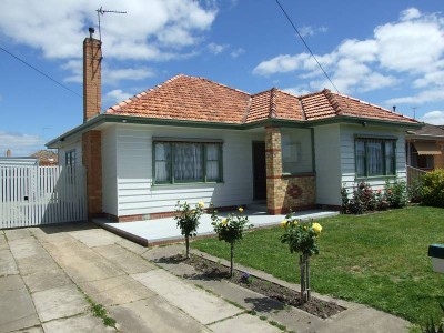TOTALLY REFURBISHED, BIG YARD, CLOSE TO GRAMMAR & ONLY 400 M FROM STOCKLAND SHOPPING CENTRE Picture