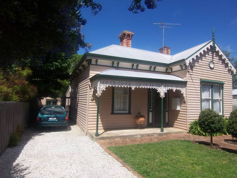 BEAUTIFULLY RENOVATED 4 BEDROOM VICTORIAN ON HUGE 1010 M2 BLOCK WITH NEW 4 CAR GARAGE & SEPARATE GAMES ROOM/BUNGALOW Picture 2