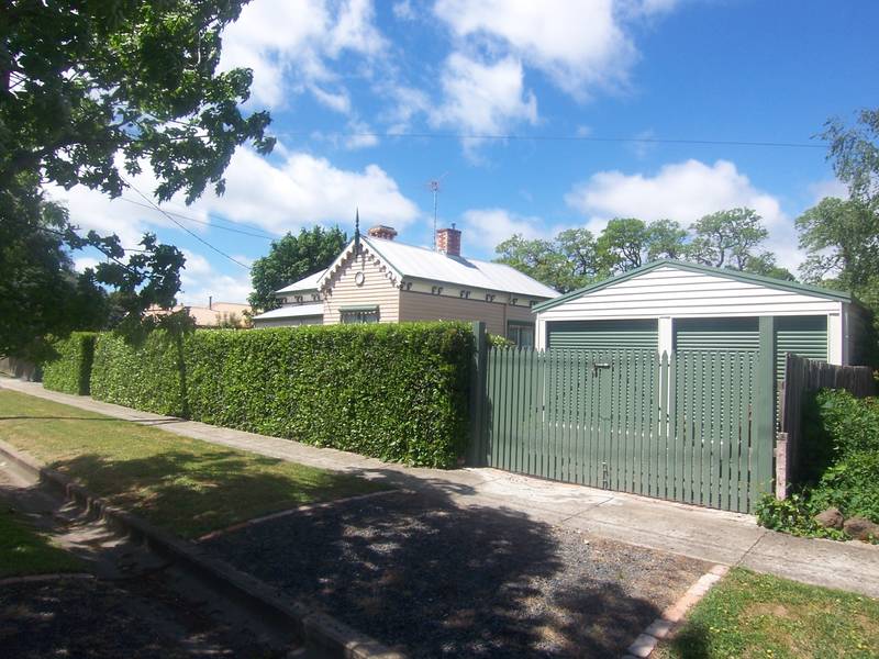 BEAUTIFULLY RENOVATED 4 BEDROOM VICTORIAN ON HUGE 1010 M2 BLOCK WITH NEW 4 CAR GARAGE & SEPARATE GAMES ROOM/BUNGALOW Picture 3