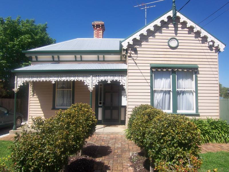 BEAUTIFULLY RENOVATED 4 BEDROOM VICTORIAN ON HUGE 1010 M2 BLOCK WITH NEW 4 CAR GARAGE & SEPARATE GAMES ROOM/BUNGALOW Picture 1