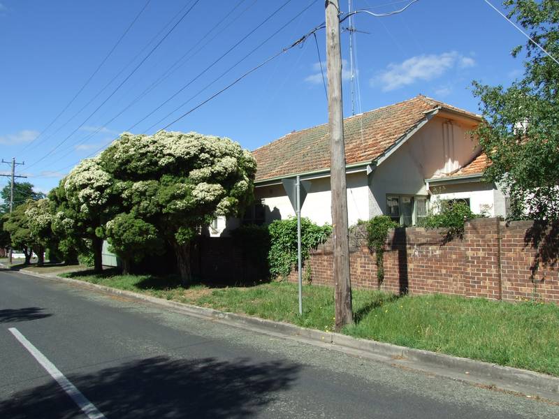 1930's SOLID BRICK CLOSE TO VICTORIA PARK & COLLEGES Picture 3