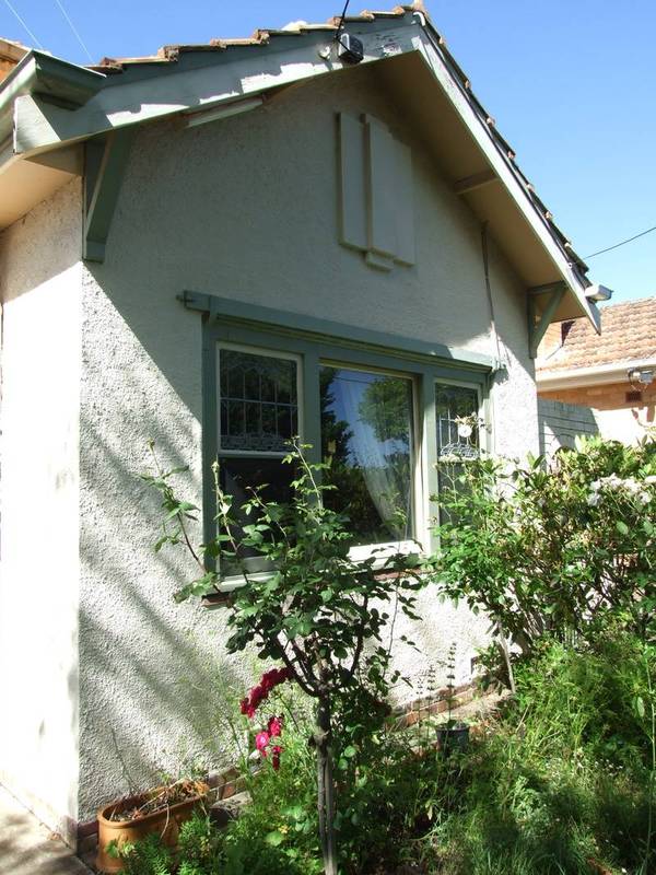 1930's SOLID BRICK CLOSE TO VICTORIA PARK & COLLEGES Picture 2