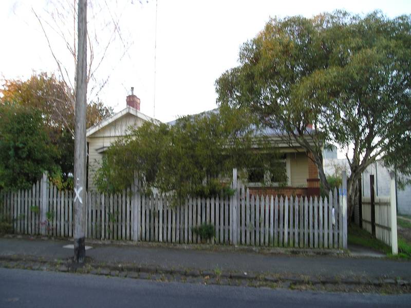 Spacious 4 Bedroom Home Close to Town. Picture 1