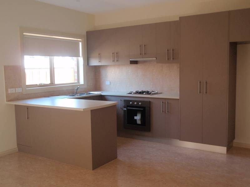 BRAND NEW, MODERN TOWNHOUSE Picture 2