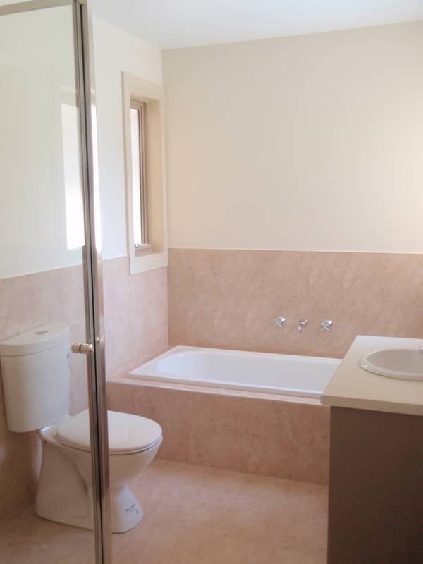 BRAND NEW, MODERN TOWNHOUSE Picture 3