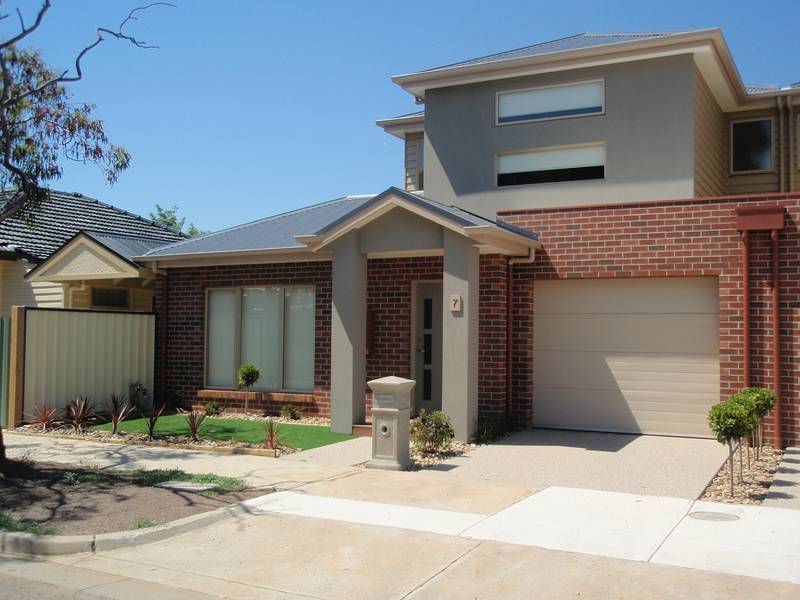 BRAND NEW, MODERN TOWNHOUSE Picture 1