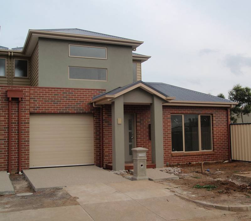 BRAND NEW, MODERN LIVING Picture 1