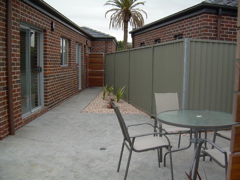 Brand New Luxury Living Picture 3