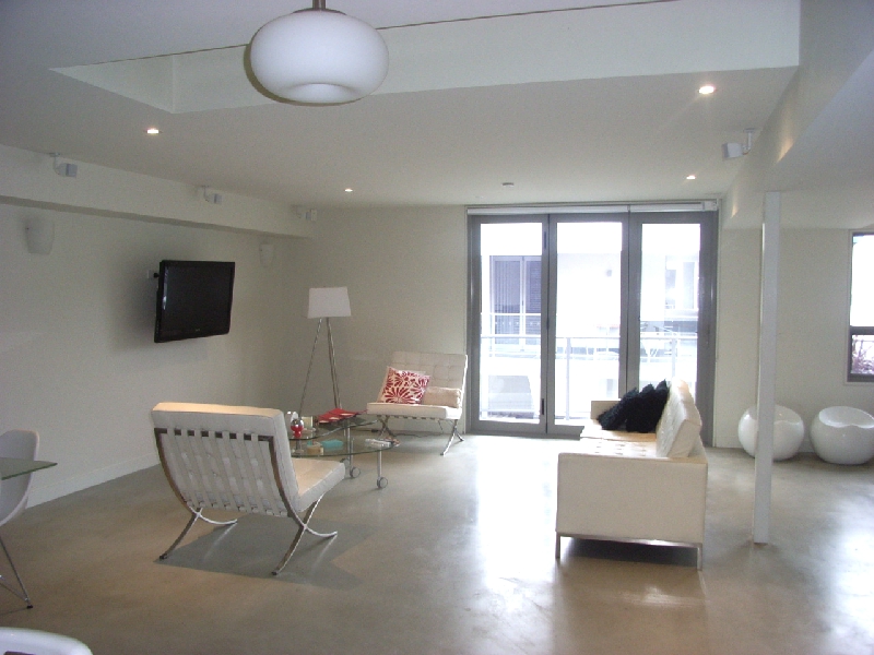 Contempory Living Space! Picture 2