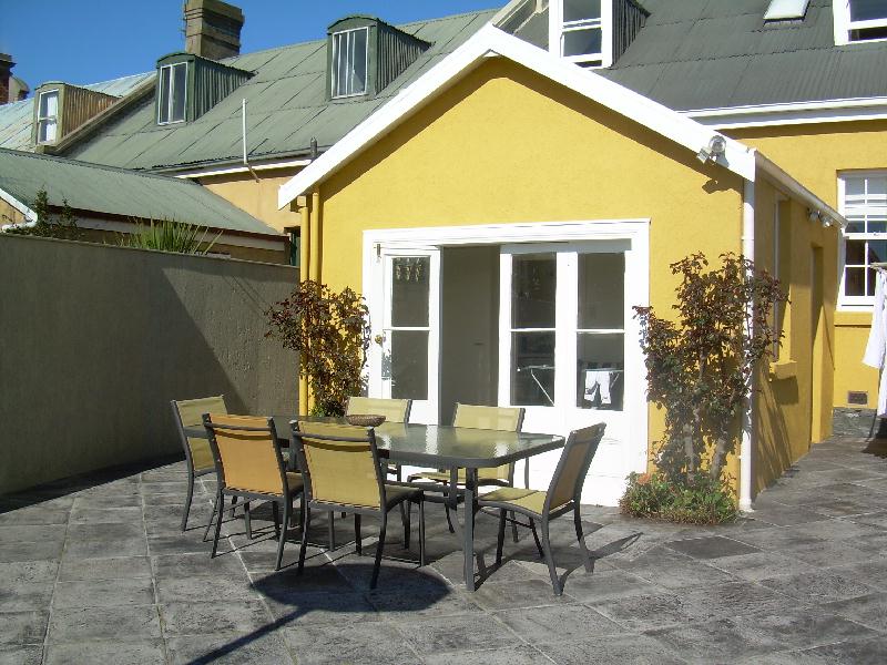Fully Furnished Executive Inner city Cottage Picture 2