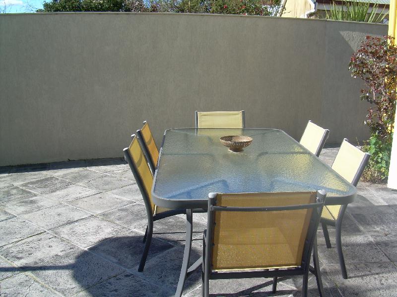 Fully Furnished Executive Inner city Cottage Picture 3