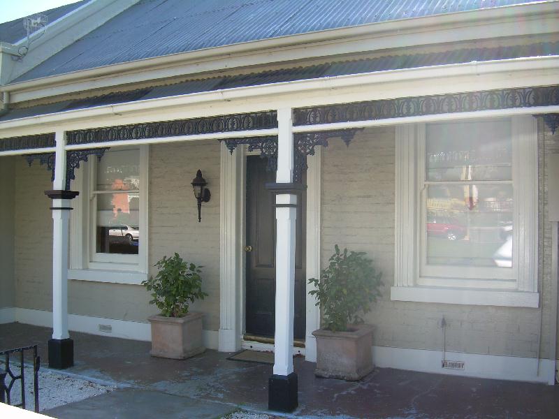 Fully Furnished Executive Inner city Cottage Picture 1