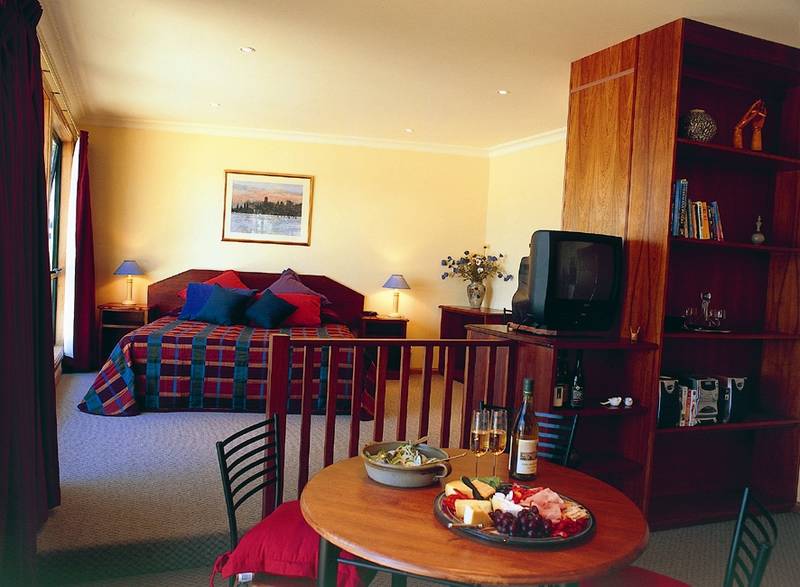 Luxury River Front Studio Aparrtment Picture 2