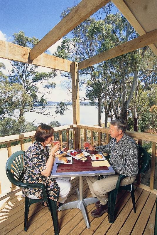 Luxury River Front Studio Aparrtment Picture 3