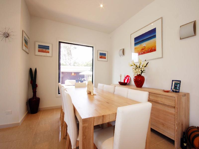 Magnificent Modern Home In Rural Setting Picture 3