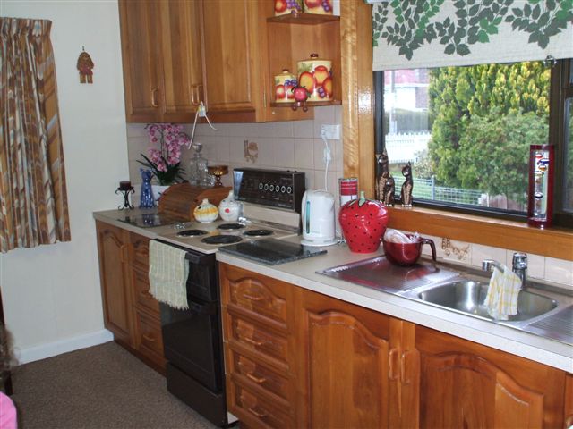 WOW! JUST MOVE IN AND PUT YOUR FEET UP Picture 2