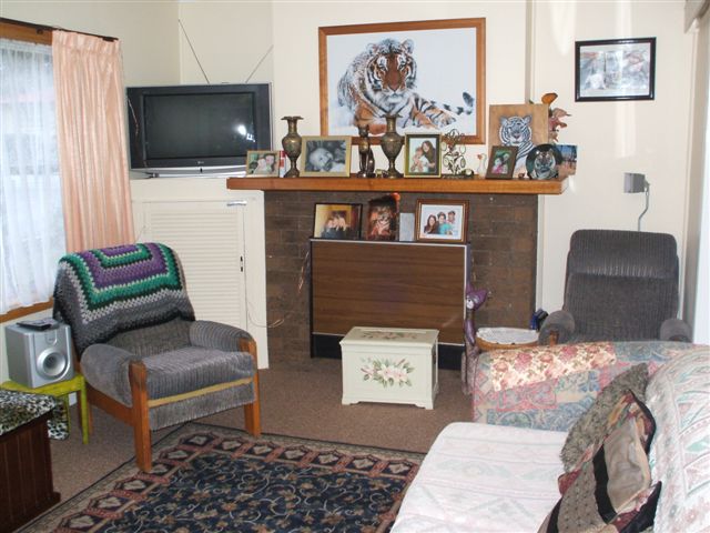 WOW! JUST MOVE IN AND PUT YOUR FEET UP Picture 3