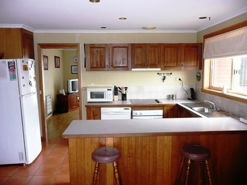 Casual Living And A Pristine Presentation! Picture 3