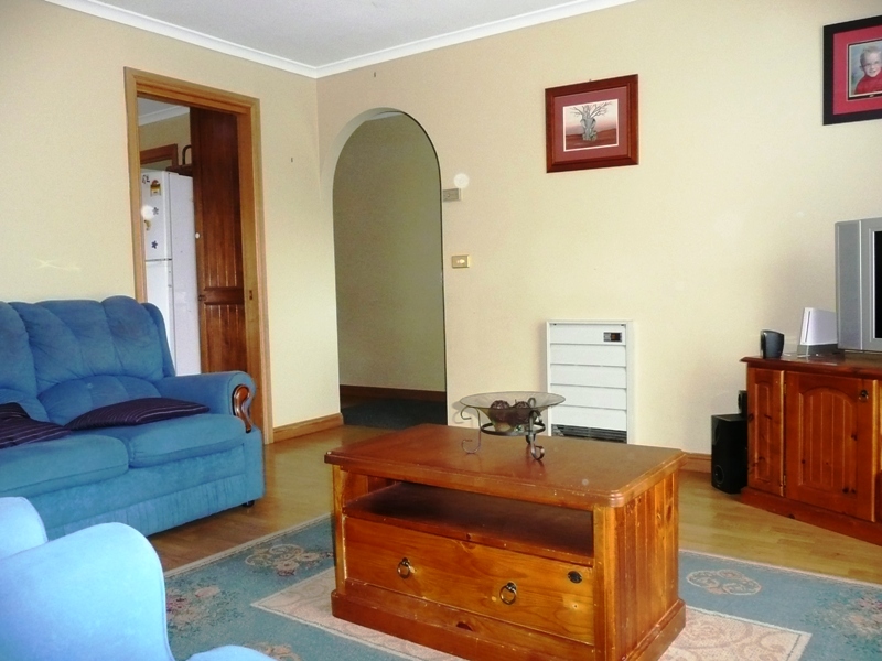 Casual Living And A Pristine Presentation! Picture 2