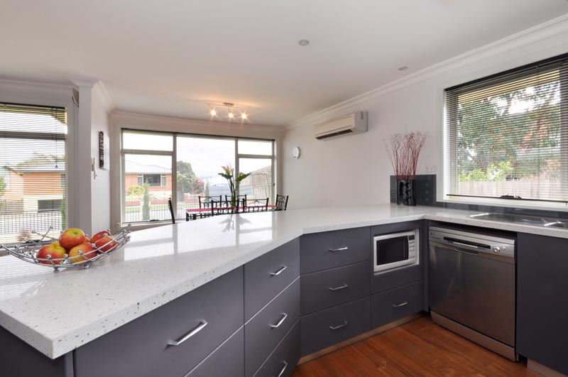 Stunning Townhouse Living! Picture 3