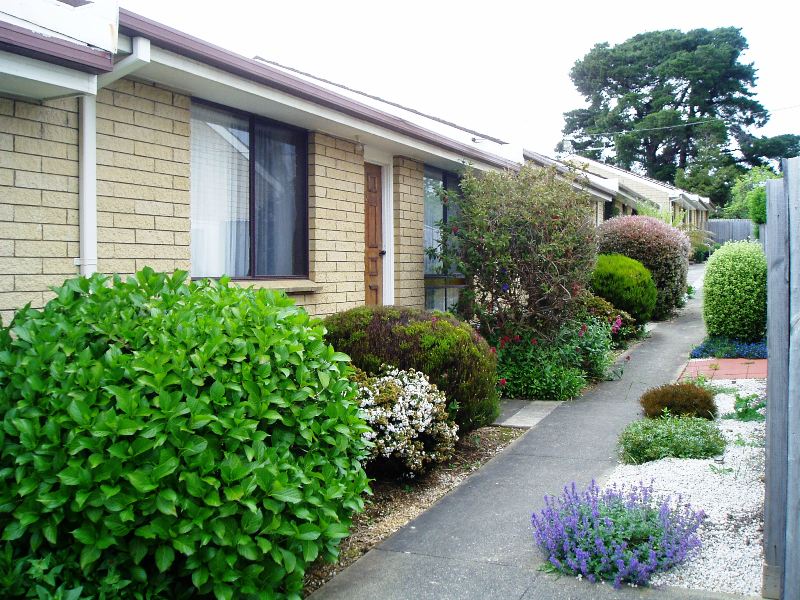 Excellent Unit. Walk to the Shops. Picture 1