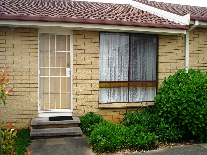 Excellent Unit. Walk to the Shops. Picture 2