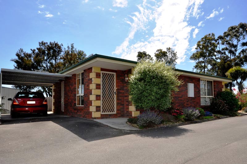 Lovely Unit In Great Location Picture 1