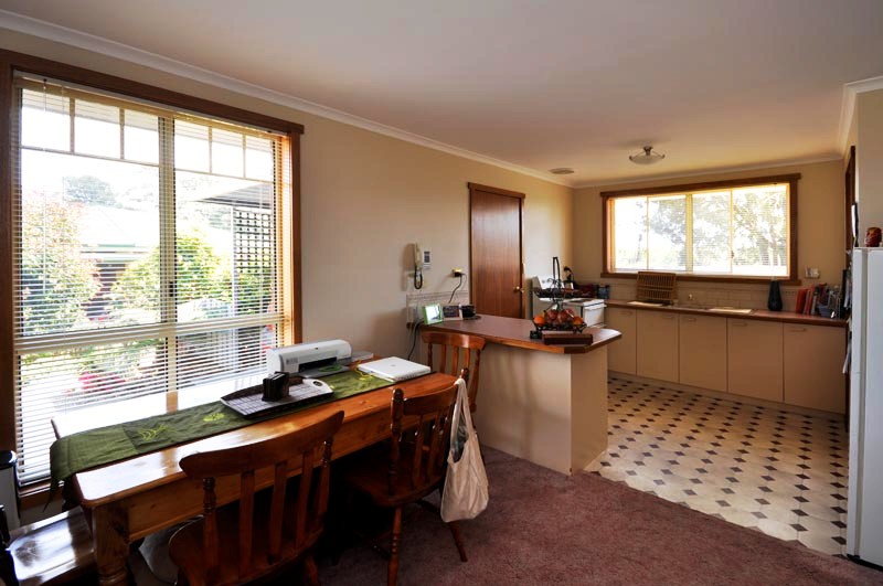 Lovely Unit In Great Location Picture 3