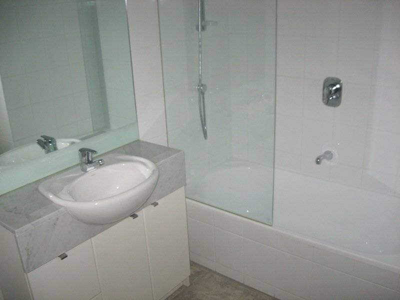 City Tower 24th floor, 183 City Rd: Discounted rent of $500 until July! L/B Picture 3