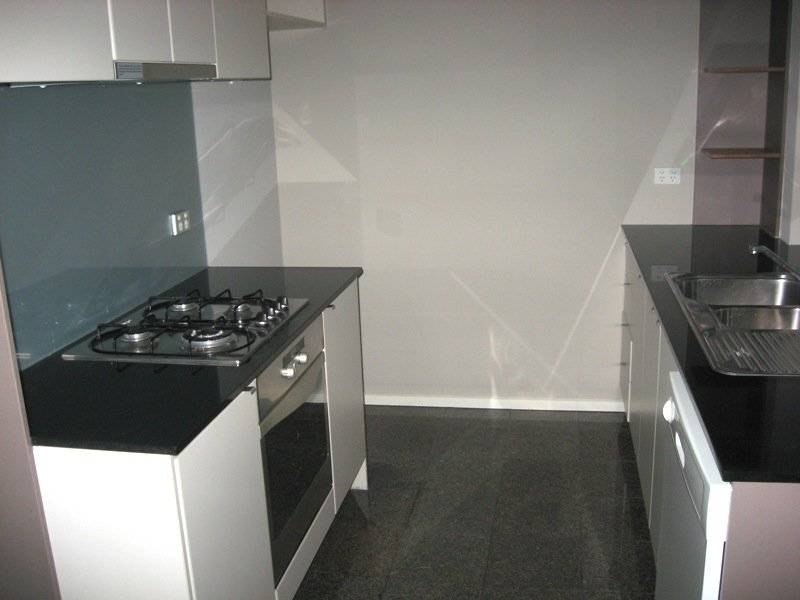 City Tower 24th floor, 183 City Rd: Discounted rent of $500 until July! L/B Picture 2