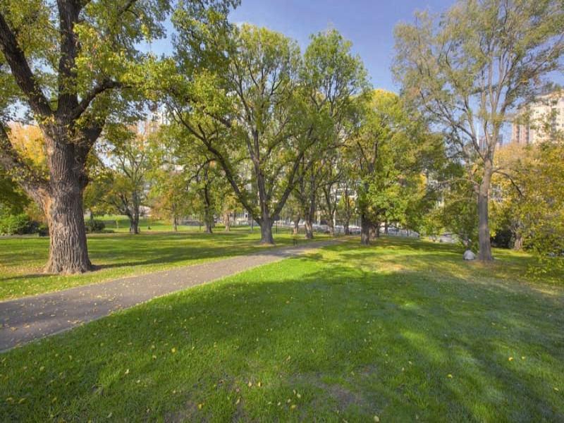 Flagstaff Square, 28 Jeffcott St: Impressive Double Storey Apartment! Picture 3