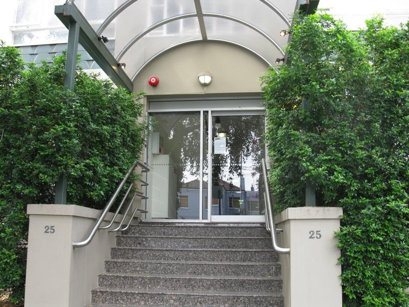 Hotham St: Ideally Located Studio Apartment! Picture 1
