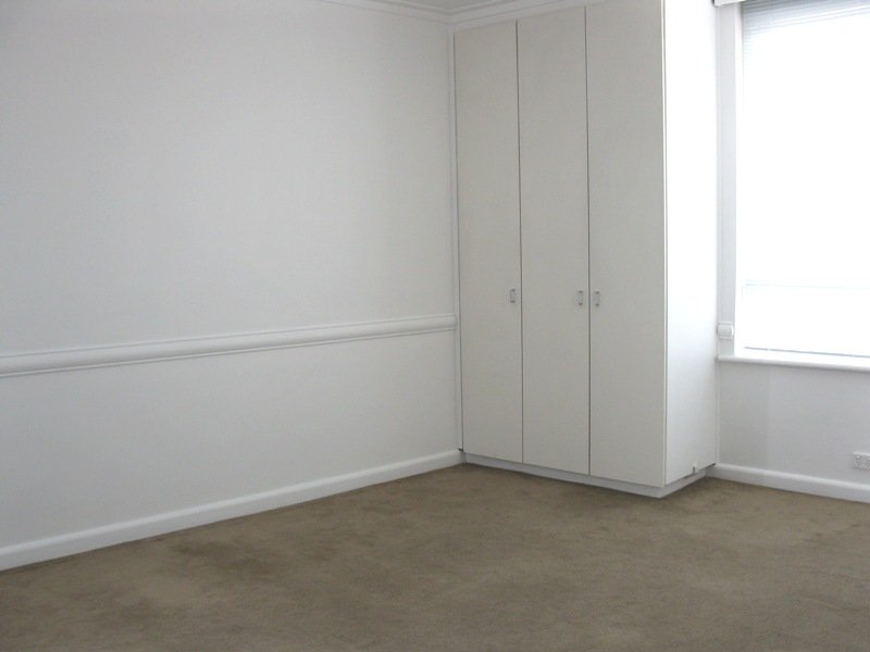 Hotham St: Ideally Located Studio Apartment! Picture 2