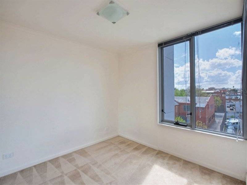 Market Square Condos 3rd floor, 118 Dudley St: Well Presented! Picture 3