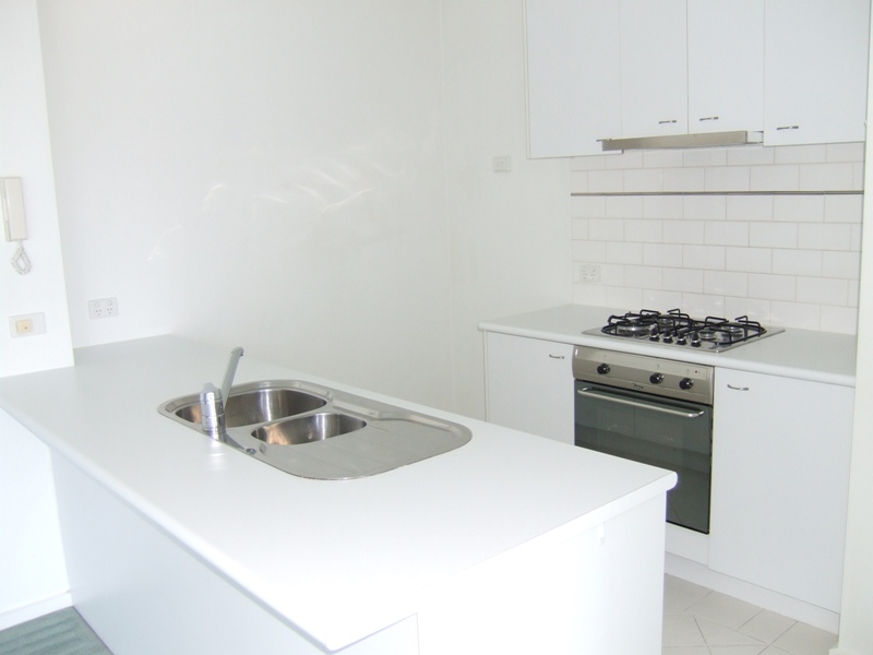 Parkside 10th floor, 28 Bank St: Bright And Cheerful! Picture 1