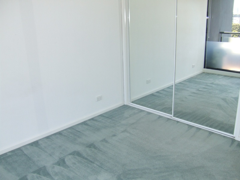 Parkside 10th floor, 28 Bank St: Bright And Cheerful! Picture 3