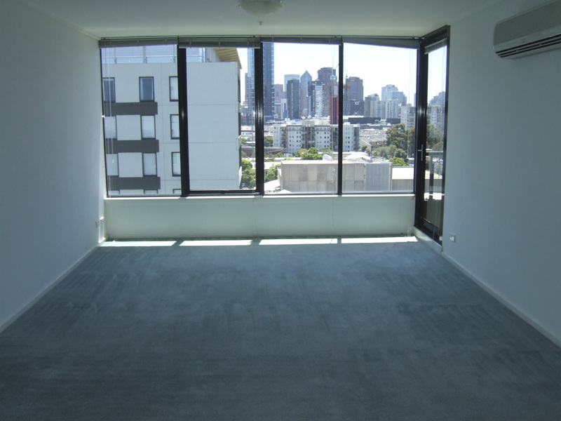 Parkside 10th floor, 28 Bank St: Bright And Cheerful! Picture 2