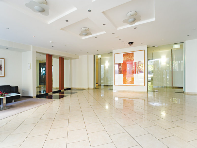 Southbank Condos 4th floor, 88 Southbank Blv: You'll Feel At Home! Picture 2