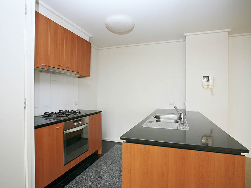 Bright and spacious CBD living Picture 2