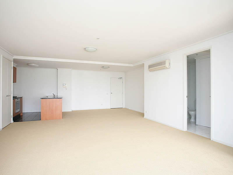 Bright and spacious CBD living Picture 3